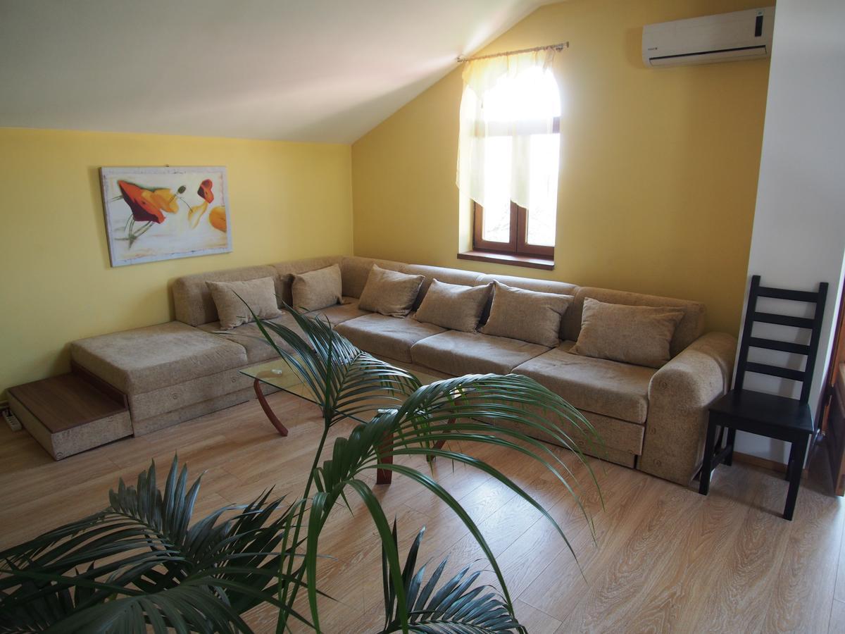 Argeselu Garden Villa - Entire Floor Apartment, Exclusive Garden Access Maracineni Bilik gambar