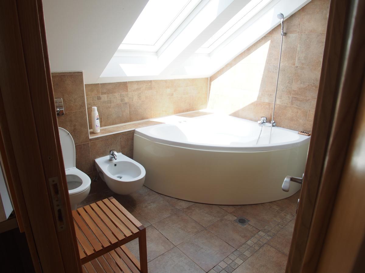 Argeselu Garden Villa - Entire Floor Apartment, Exclusive Garden Access Maracineni Bilik gambar