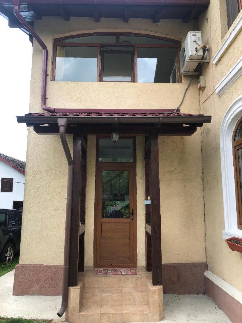 Argeselu Garden Villa - Entire Floor Apartment, Exclusive Garden Access Maracineni Luaran gambar